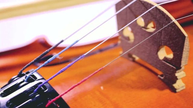 M&uacute;sica cl&aacute;sica y viol&iacute;n.Plano detalle de viol&iacute;n sobre fondo blanco.Cultura musical,arte y entretenimiento.