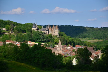 Fototapeta premium VILLAGE ET CHÂTEAU DE LA ROCHEPOT (12éme et 15éme Siècle) BOURGOGNE FRANCE