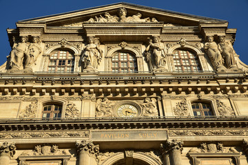 Fototapeta premium Pavillon Sully au palais du Louvre à Paris, France