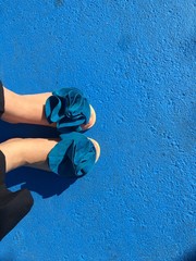 ayakları yere basmak