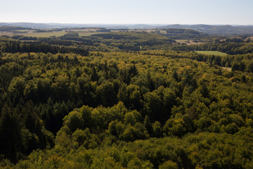 Fototapeta na wymiar Blick über die Schwäbische Alb vom Aussichtsturm Hursch im Biosphärenreservat Münsingen