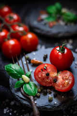 Kirschtomate mit Basilikum