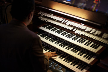 pipe organ keyboard