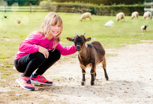 belle jeune fille en visite &agrave; la ferme