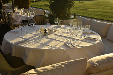 Table ronde dressée en été