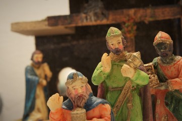 Firguras de adorno navideño del nacimiento en el portal de Belén