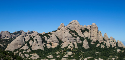 Berglandschaft von Montserrat bei strahlendem Himmel