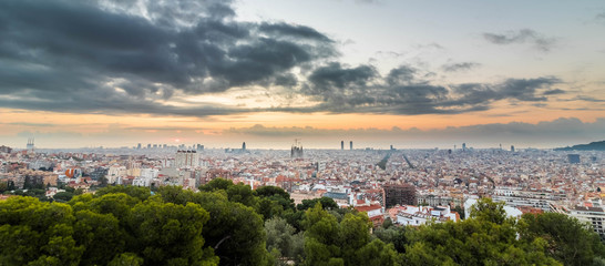 Unwirkliche Wolken bei Sonnenaufgang über Barcelona