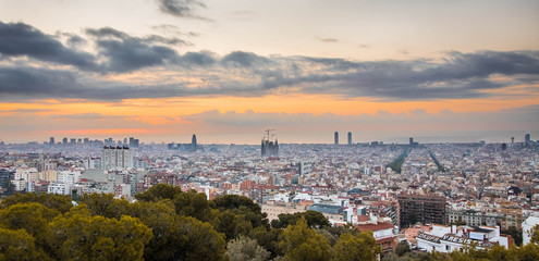 Wahnsinns Sonnenaufgang mit Wolken über Barcelona