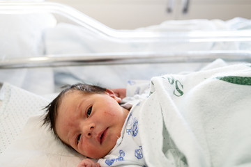 Obraz na płótnie Canvas Bebé recién nacido en cuna de hospital 37