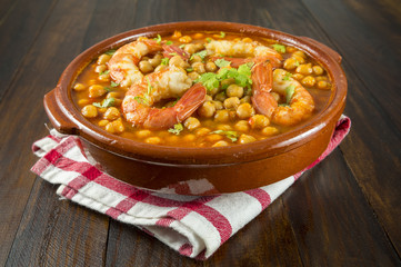 Garbanzos con langostinos, cazuela tradicional