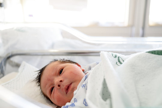 Bebé recién nacido en cuna de hospital 40