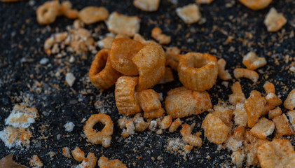 Chipsreste auf der Straße