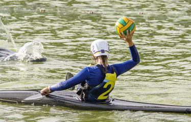 lancio durante una partita di canoa polo © asferico
