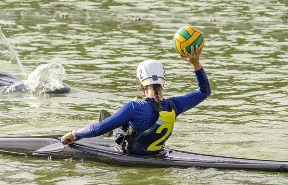 lancio durante una partita di canoa polo
