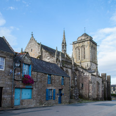 Naklejka premium Une rue et l'église de Locronan dans le Finistère