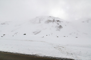 eine glatte Straße und ein zugeschneiter Berg