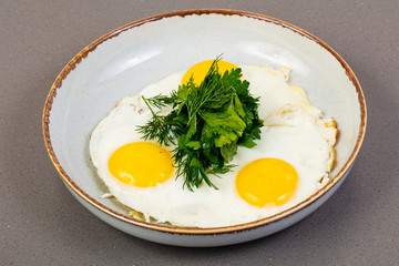 Fried eggs with herbs