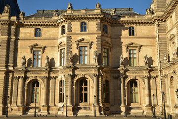 Fototapeta na wymiar Cour Napoléon au palis du Louvre, France
