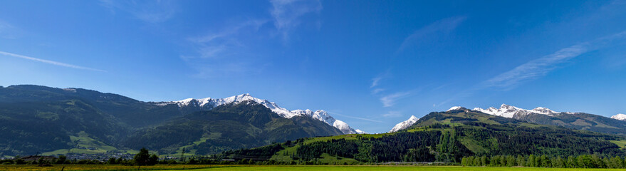 Obraz premium eine Panorama mit Bergen, Wald und Wiese in Österreich