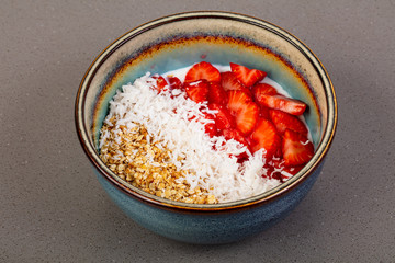 Fresh yoghurt and granola