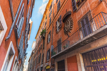 Obraz premium Colorful buildings in a narrow alley in Rome