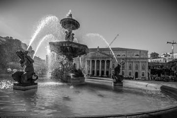 Ciudad histórica de Lisboa con la mística del blanco y negro