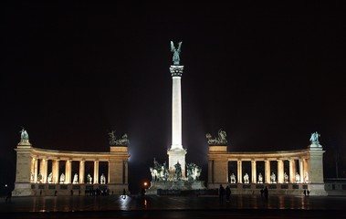 Fototapeta na wymiar Plaza de los héroes iluminado en la noche de Budapest (Hungría).