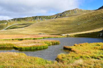 Россия, Архыз. Небольшое безымянное озеро в районе Загеданского Пятиозерья в сентябре