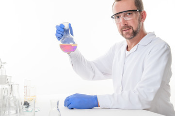 Naklejka premium man in the laboratory view of a man in the laboratory while performing experiments 