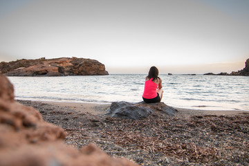 Mujer mirando al mar