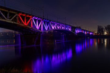 Fototapeta na wymiar Oświetlony, kolorowy most średnicowy, Warszawa, Polska