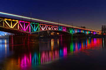 Fototapeta na wymiar Oświetlony, kolorowy most średnicowy, Warszawa, Polska
