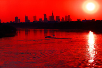 Czerwona panorama miasta podczas zachodu słońca, Warszawa, Polska