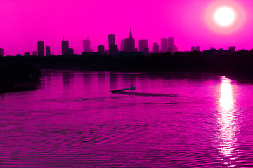Różowa panorama miasta podczas zachodu słońca, Warszawa, Polska