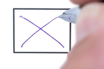 Freigestelltes blaues Kreuz als Symbol einer Wahl