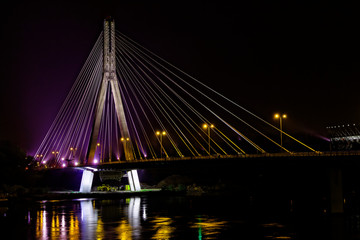 Fototapeta na wymiar Oświetlony Most Świętokrzyski w nocy, Warszawa, Polska