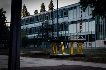 Degrado nella periferia di Milano: la scuola elementare abbandonata