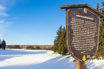 Hinweistafel zu den Granitobelisken am Oderteich im Harz