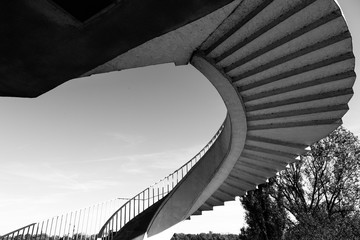 Schody spiralne w Warszawie - czarno-biała architektura miasta