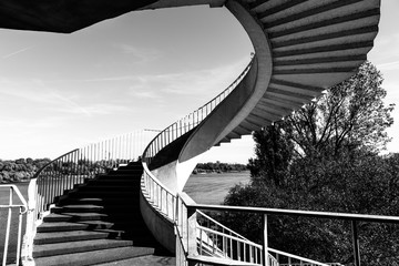 Schody spiralne w Warszawie - czarno-biała architektura miasta - obrazy, fototapety, plakaty