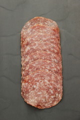 Saucisson en tranches sur une ardoise