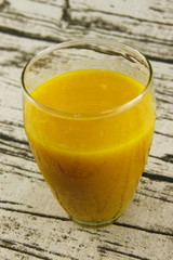 Jus de mangue dans un verre