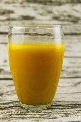 Jus de mangue dans un verre