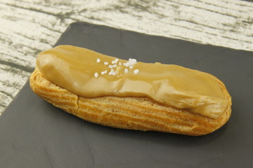 Eclair au café sur une ardoise