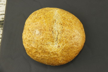 Petit pain rond sur une ardoise