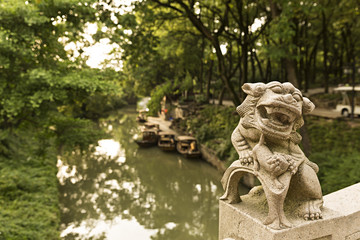 Fototapeta na wymiar Río de China, con escultura de dragón en piedra.