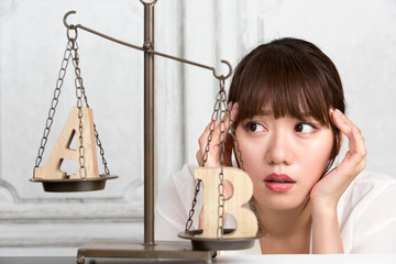 AとBを比較する女性