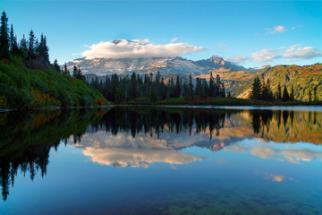 Fototapeta na wymiar Mount Rainier At Bench Lake