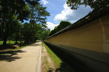 古い土塀のある風景